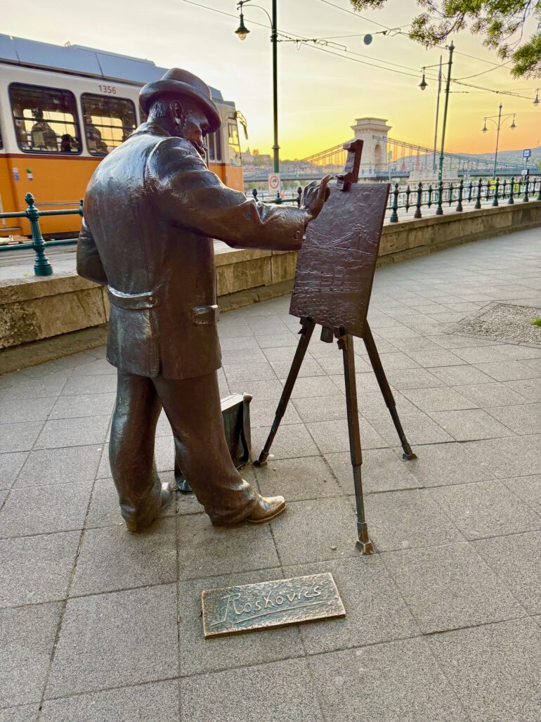 Roscovics Statue